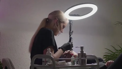 Middle plan of the permanent makeup master paints the eyebrows of the client Video stock 166625160