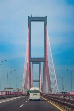 The middle span of the cable stayed bridge is called Suramadu Bridge in Sur.. Foto stock