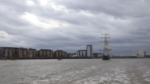 In the middle of Thames river Vídeo Stock 88017372