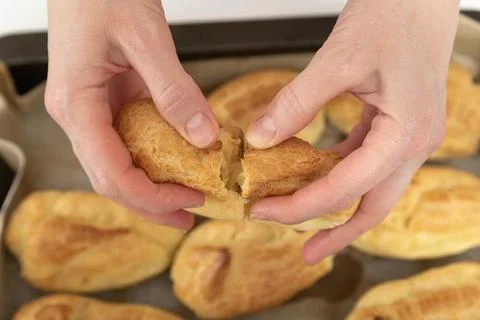 Middle of workpiece for profiteroles in hands of Chef. Puffs, popovers, eclai Foto stock