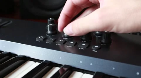 MIDI keyboard controlling 스톡 동영상 61289618