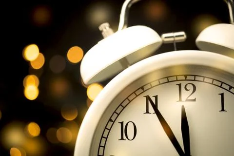 Midnight countdown clock 2022. New Year Eve celebration background with spark Foto stock