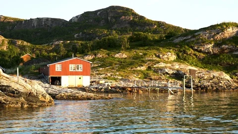 Midnight sun light on red boat house in northern Norway. Stock-Footage 113123991
