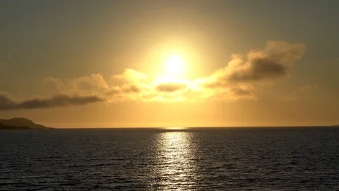 Midnight sun over Arctic ocean, slow motion shot from cruise ship Stock-Footage 113212534