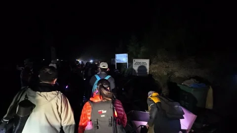 Midnight Trek Along Crowded Trail To Ijen Crater Summit Видео 345155269