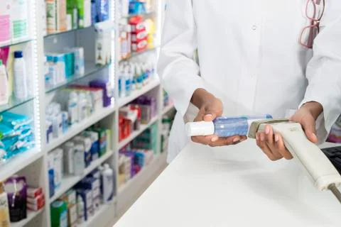 Midsection Of Chemist Scanning Barcode Of Product Foto stock