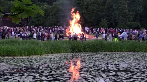 Midsummer Eve bonfire, St. John's Eve or Sankthansaften in Denmark Video stock 111162155