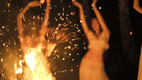 Midsummer. Young people in Slavic clothes revolve around a fire in the Midsummer Video stock 111382142