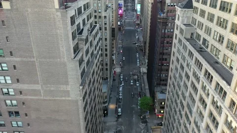 Midtown avenue threads between Garment District office buildings 库存影片 131005977