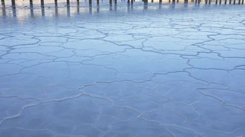 Midtown Manhattan skyscraper stands beyond frozen Hudson River from New Jersey. Vídeo Stock 336627206