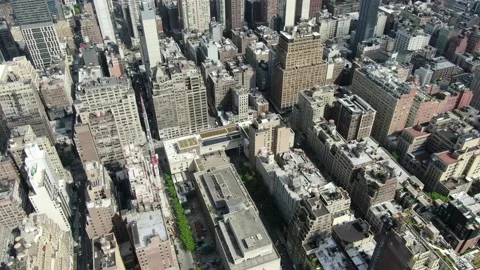 Midtown Manhattan streets and rooftops stretch across the Penn district Vidéo 131000566