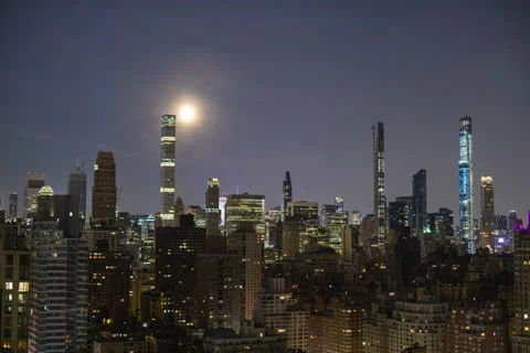 Midtown Moonset (2 of 2) Video stock 136322787