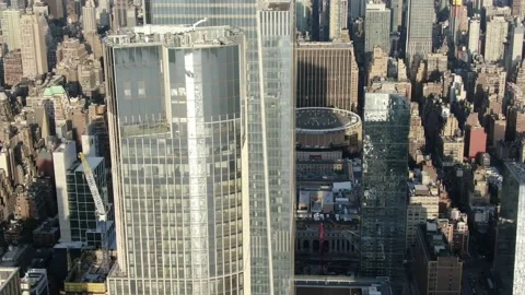 Midtown rooftops and setbacks beside a Hudson Yards tower 库存影片 131260821