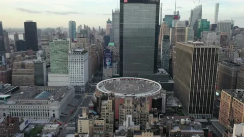 Midtown rooftops surround a circular arena near 34th Street 库存影片 131001953