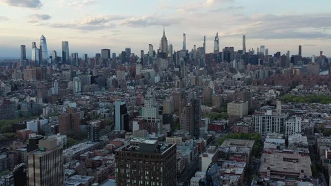 Midtown Skyline Beyond Lower East Side Rooftops in New York City 库存影片 130064363