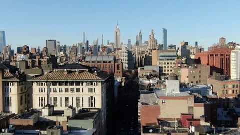 Midtown skyline rising beyond downtown Manhattan rooftops Stock-Footage 127869205