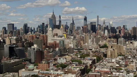 Midtown Skyline Seen Across Lower East Side Rooftops in Manhattan 库存影片 114669815
