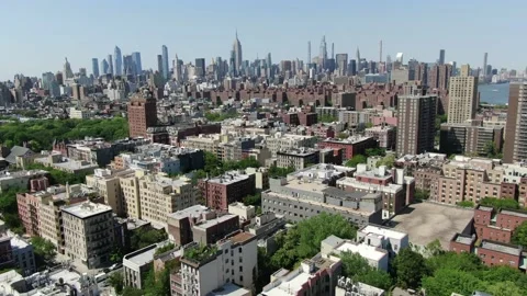 Midtown towers beyond the walk up blocks of the East Village Видео 154428504