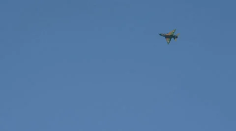 Mig 21 jet fighter rolls and flyby HD Vídeos de archivo 33348259