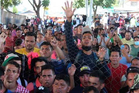 Migrant caravan processes documents in southern Mexico to advance to the US, Hui Stockfoto's
