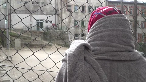 Migrant looking through the fence Vídeos de archivo 150788755