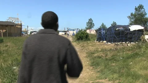Migrants in a camp of Calais. Vídeo Stock 50906772