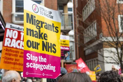Migrants Make Our NHS Protest Sign. London, UK, 16 March 2024 库存照片