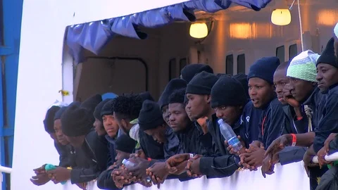 Migrants on ship Видео 91327114