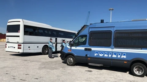 Migrants in Sicily 動画素材 125392376