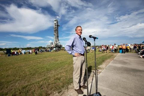 Mike Bolger, program manager of Exploration Ground Systems, speaks to worke.. Foto stock