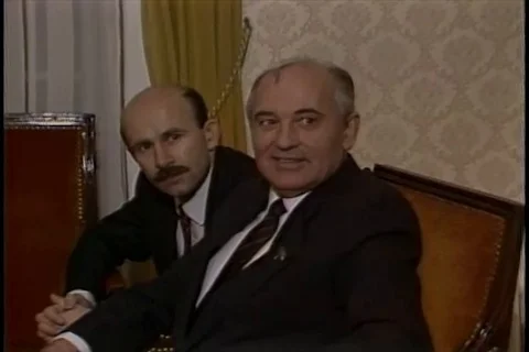 Mikhail Gorbachev talks to press at the Soviet Mission - 1985 Stock Footage 89997862