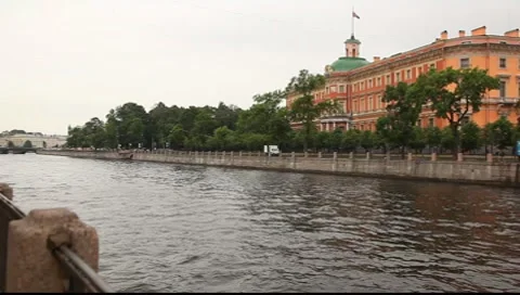 Mikhailovsky (Inzhenernyi) castle skyline panning shot 스톡 동영상 7140351