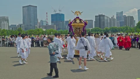 Mikoshi Carried by White-Robed Bearers at Sanno Matsuri – Imperial Palace Plaza Vidéo 339819014