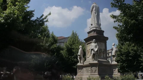 Milan 4k Time Lapse: Leonardo Da Vinci Statue. Back Stockbeeldmateriaal 64034448