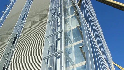 Milan: Empty Elevator Moves Down in a Transparent Skyscraper City life, Modern Stockbeeldmateriaal 81716224