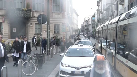 Milan - traffic Vídeos de archivo 107619667