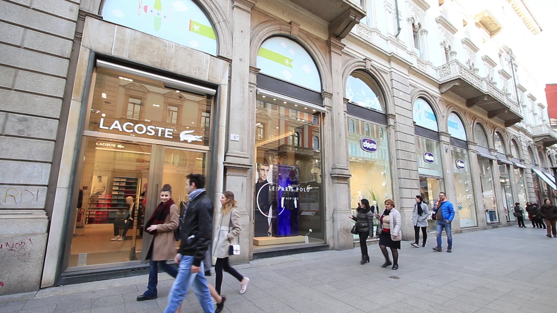 auteur Doordeweekse dagen meten Milan: Window of Fashion shop Lacoste, I... | Stock Video | Pond5