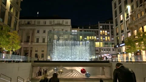 Milano Apple Store with clients and people in the Piazza Liberty Stock Footage 162954551