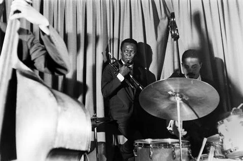 Miles Davis stands back while drummer Jimmy Cobb and bassist Paul Chambers (out  스톡 사진