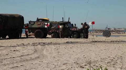 Military ambulance on beech Vidéo 76289819