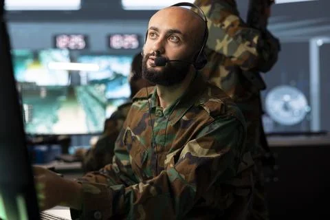 Military analyst tracking intelligence feeds, briefing battlefield troops Fotos Stock
