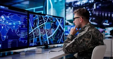 Military Commander Uses Computer And Map For Strategic Battlefield Planning. Foto stock