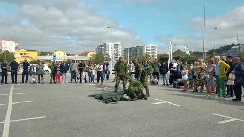 Military education basic life support, helping person with first aid, live Stock Footage 116726183