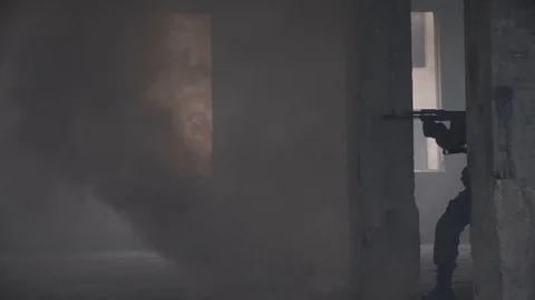 Military forces walking into building Stockbeeldmateriaal 77018570