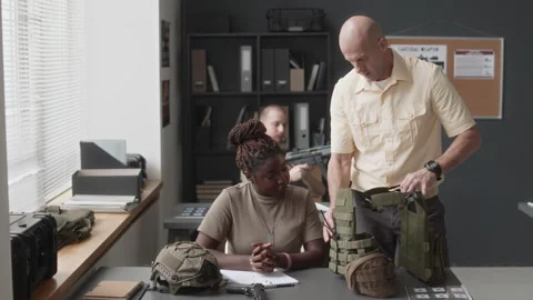 Military Instructor Explaining to Cadet How to Use Tactical Vest Vídeos de archivo 257798180