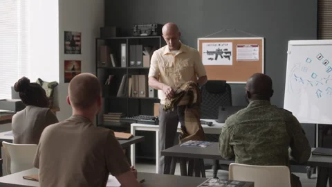 Military Instructor Presenting Plate Carrier to Cadets Vídeos de archivo 257790159