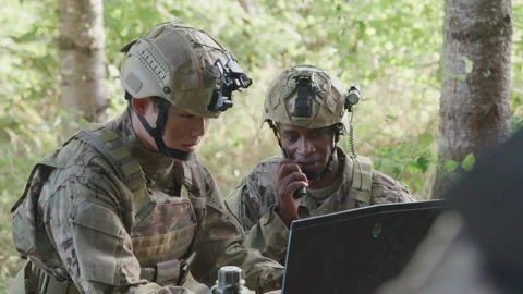 Military Men Looking at a Computer and Reporting Information 스톡 동영상 208790995