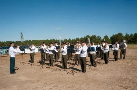 Military orchestra playing on show program. Tyumen Fotos de archivo