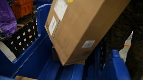 Military postal worker loading parcels into cart 스톡 동영상 122214252