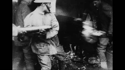 Military soldiers loading bomb shells into howitzer Stock Footage 43321914